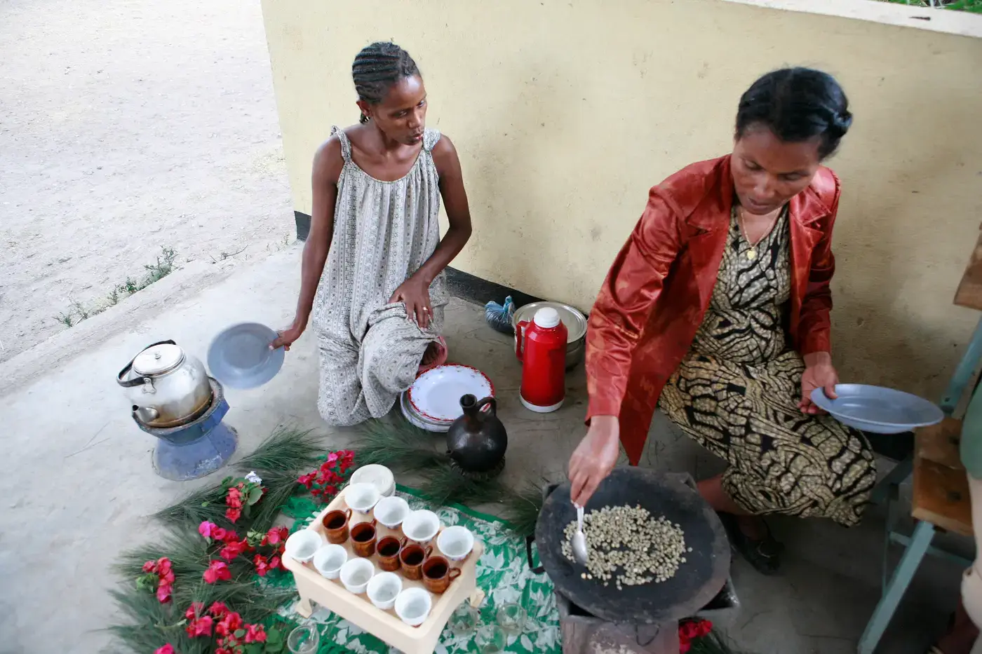 Traditionelle äthiopische Kaffeezeremonie mit Jebena-Kanne